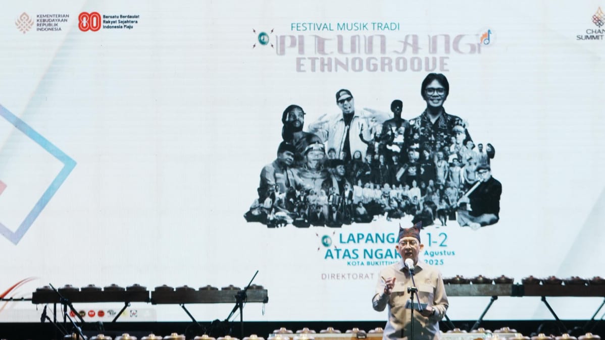 Menteri Kebudayaan Republik Indonesia, Fadli Zon, meresmikan Pitunang Ethnogroove 2025, festival musik tradisi yang digelar pada 1–2 Agustus 2025 di Lapangan Ateh Ngarai, Kota Bukittinggi. (foto : kemenbud.go.id)