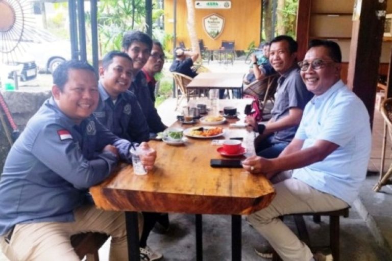 Pengurus DPD PJS Sumsel melakukan pertemuan dengan Ketua Paguyuban Sinarmas Sumsel, di Cafe Pojok Tembesu, Komplek Perkantoran Kehutanan, Kelurahan Srijaya, Kecamatan Alang-Alang Lebar, Kota Palembang, pada hari Kamis, tanggal 7 Agustus 2025. (BEKISARMEDIA.ID/MARWAH)