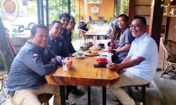 Pengurus DPD PJS Sumsel melakukan pertemuan dengan Ketua Paguyuban Sinarmas Sumsel, di Cafe Pojok Tembesu, Komplek Perkantoran Kehutanan, Kelurahan Srijaya, Kecamatan Alang-Alang Lebar, Kota Palembang, pada hari Kamis, tanggal 7 Agustus 2025. (BEKISARMEDIA.ID/MARWAH)