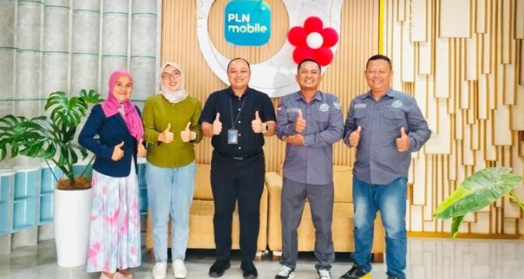 Ketua DPD PJS Sumsel, Edi Triono, didampingi jajaran pengurus, saat silaturahmi dengan jajaran PLN UID S2JB, pada hari Rabu, tanggal 27 Agustus 2025, di Kantor PLN UID S2JB, Palembang. (foto : DPD PJS Sumsel)