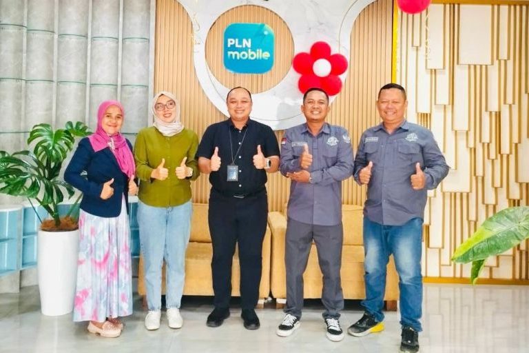 Ketua DPD PJS Sumsel, Edi Triono, didampingi jajaran pengurus, saat silaturahmi dengan jajaran PLN UID S2JB, pada hari Rabu, tanggal 27 Agustus 2025, di Kantor PLN UID S2JB, Palembang. (foto : DPD PJS Sumsel)