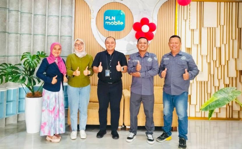 Ketua DPD PJS Sumsel, Edi Triono, didampingi jajaran pengurus, saat silaturahmi dengan jajaran PLN UID S2JB, pada hari Rabu, tanggal 27 Agustus 2025, di Kantor PLN UID S2JB, Palembang. (foto : DPD PJS Sumsel)