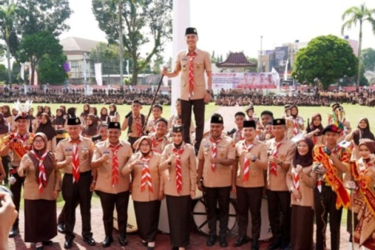 Bupati OKI, H. Muchendi Mahzareki, foto bersama ratusan anggota Gerakan Pramuka dari berbagai tingkatan, di Halaman Kantor Bupati Ogan Komering Ilir (OKI) pada Apel Besar Hari Pramuka ke-64 Tahun 2025, Kamis, tanggal 14 Agustus 2025. (BEKISARMEDIA.ID/SIKUMBANG)