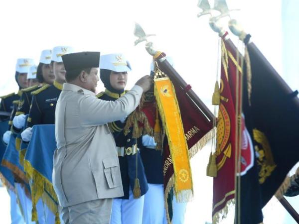 Presiden Republik Indonesia, Prabowo Subianto, melantik dan mengukuhkan sejumlah Panglima serta satuan TNI dalam Upacara Gelar Pasukan Operasional dan Kehormatan Militer di Komplek Pusat Pendidikan dan Pelatihan Komando Pasukan Khusus (Pusdiklat Kopassus), Batujajar, Kabupaten Bandung Barat, Jawa Barat, Minggu, 10 Agustus 2025. (foto : BPMI Setpres/Kris)
