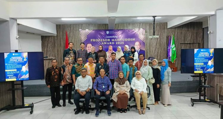 Dosen di Universitas Sumatera Selatan foto bersama pada saat launching Profesor Mahyuddin Award Tahun 2025 di Kamus Universitas Sumatera Selatan yang berada di Jalan Letnan Murod KM 5 Kota Palembang, hari Jum'at, tanggal 29 Agustus 2025. (BEKISARMEDIA.ID/SIKUMBANG)