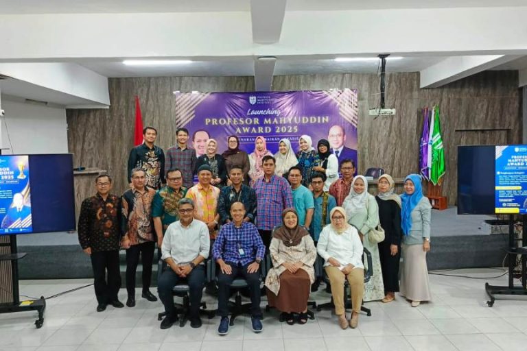 Dosen di Universitas Sumatera Selatan foto bersama pada saat launching Profesor Mahyuddin Award Tahun 2025 di Kamus Universitas Sumatera Selatan yang berada di Jalan Letnan Murod KM 5 Kota Palembang, hari Jum'at, tanggal 29 Agustus 2025. (BEKISARMEDIA.ID/SIKUMBANG)