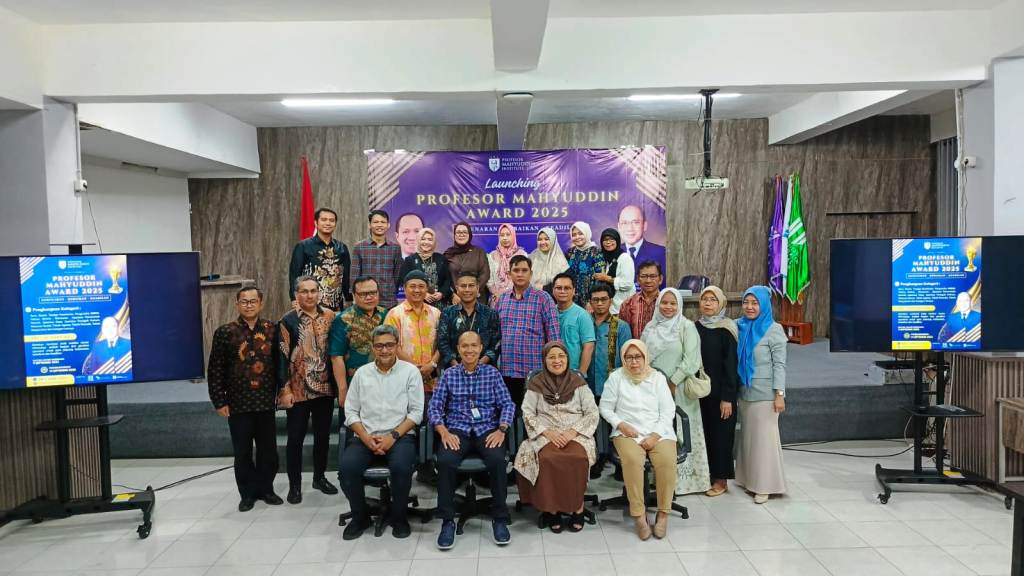 Dosen di Universitas Sumatera Selatan foto bersama pada saat launching Profesor Mahyuddin Award Tahun 2025 di Kamus Universitas Sumatera Selatan yang berada di Jalan Letnan Murod KM 5 Kota Palembang, hari Jum'at, tanggal 29 Agustus 2025. (BEKISARMEDIA.ID/SIKUMBANG)