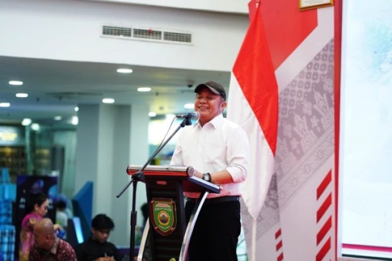 Gubernur Provinsi Sumatera Selatan (Sumsel), Herman Deru, saat memberikan sambutan pada meluncurkan program Pemutihan atau Pemberian Keringanan dan Pembebasan Sanksi Administratif Pajak Kendaraan Bermotor (PKB) Tahun 2025 di PTC Mall, Palembang, hari Sabtu, tanggal 16 Agustus 2025. (BEKISARMEDIA.ID/SIKUMBANG)