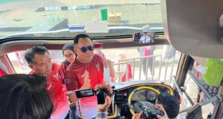 Wakil Gubernur (Wagub) Provinsi Sumatera Selatan (Sumsel), Cik Ujang, meresmikan acara QRIS Run Bidar Fest sekaligus melaunching QRIS Tap DAMRI, yang digelar di Plaza Benteng Kuto Besak (BKB), Palembang, pada hari Sabtu, tanggal 16 Agustus 2025. (BEKISARMEDIA.ID/SIKUMBANG)