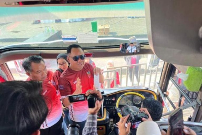 Wakil Gubernur (Wagub) Provinsi Sumatera Selatan (Sumsel), Cik Ujang, meresmikan acara QRIS Run Bidar Fest sekaligus melaunching QRIS Tap DAMRI, yang digelar di Plaza Benteng Kuto Besak (BKB), Palembang, pada hari Sabtu, tanggal 16 Agustus 2025. (BEKISARMEDIA.ID/SIKUMBANG)