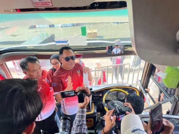 Wakil Gubernur (Wagub) Provinsi Sumatera Selatan (Sumsel), Cik Ujang, meresmikan acara QRIS Run Bidar Fest sekaligus melaunching QRIS Tap DAMRI, yang digelar di Plaza Benteng Kuto Besak (BKB), Palembang, pada hari Sabtu, tanggal 16 Agustus 2025. (BEKISARMEDIA.ID/SIKUMBANG)