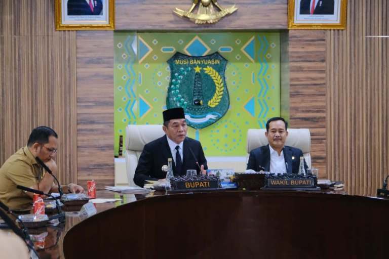 Bupati Muba, M. Toha, memimpin Rapat Staf Jajaran Pemkab Muba Tahun 2025 di Ruang Rapat Serasan Sekate, hari Senin, tanggal 11 Agustus 2025. (BEKISARMEDIA.ID/SIKUMBANG)
