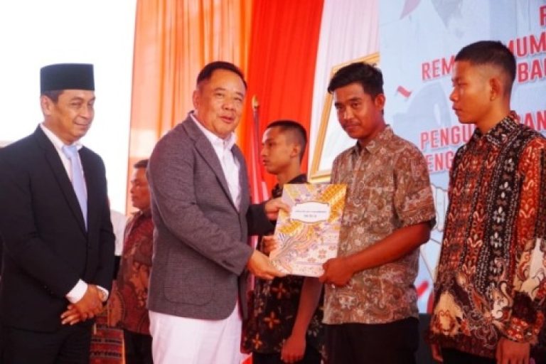 Wakil Gubernur Sumatera Selatan, Cik Ujang, bersama Kepala Kantor Wilayah (Kanwil) Direktorat Jenderal Pemasyarakatan (Ditjenpas) Sumsel, Erwedi Supriyatno, menyerahkan Surat Keputusan Remisi secara simbolis kepada delapan orang warga binaan yang berhak menerima remisi. (BEKISARMEDIA.ID/SIKUMBANG)