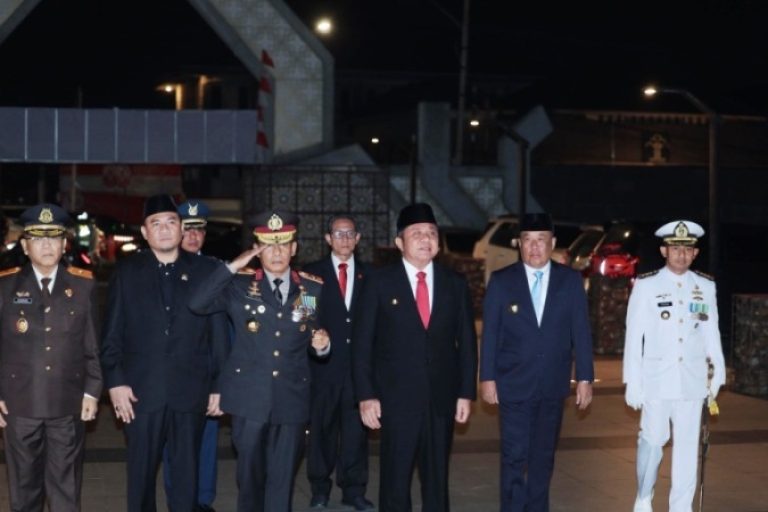 Gubernur Provinsi Sumatera Selatan (Sumsel), Herman Deru, bersama Wakil Gubernur Sumsel, Cik Ujang, menghadiri Apel Kehormatan Renungan Suci dalam rangka memperingati Hari Ulang Tahun (HUT) ke-80 Kemerdekaan Republik Indonesia di Taman Makam Pahlawan (TMP) Palembang, pada Minggu dini hari, tanggal 17 Agustus 2025. (BEKISARMEDIA.ID/SIKUMBANG)