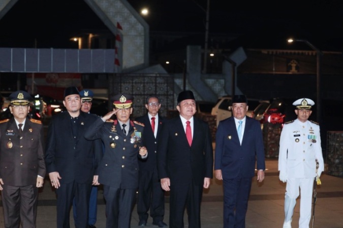 Gubernur Provinsi Sumatera Selatan (Sumsel), Herman Deru, bersama Wakil Gubernur Sumsel, Cik Ujang, menghadiri Apel Kehormatan Renungan Suci dalam rangka memperingati Hari Ulang Tahun (HUT) ke-80 Kemerdekaan Republik Indonesia di Taman Makam Pahlawan (TMP) Palembang, pada Minggu dini hari, tanggal 17 Agustus 2025. (BEKISARMEDIA.ID/SIKUMBANG)