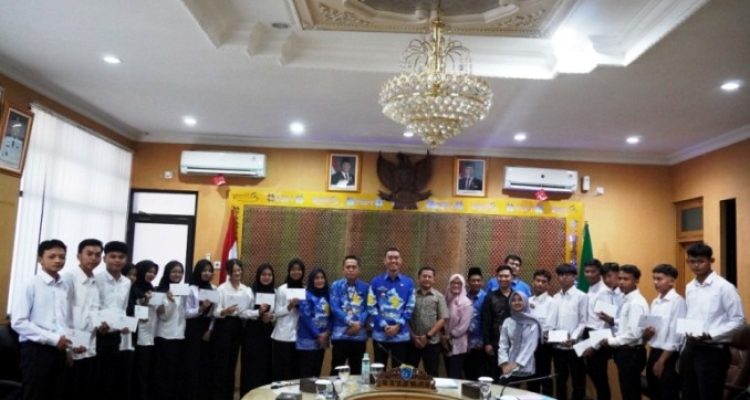 Bupati OKI, H. Muchendi Mahzsareki, bersama anak petani kelapa sawit yang menerima beasiswa pendidikan tinggi yang dibiayai oleh Badan Pengelola Dana Perkebunan (BPDP) Kelapa Sawit. (BEKISARMEDIA.ID/SIKUMBANG)