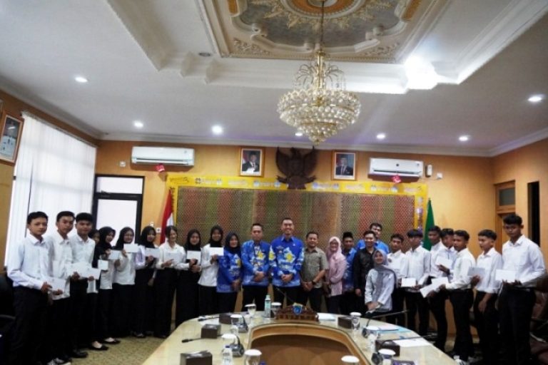 Bupati OKI, H. Muchendi Mahzsareki, bersama anak petani kelapa sawit yang menerima beasiswa pendidikan tinggi yang dibiayai oleh Badan Pengelola Dana Perkebunan (BPDP) Kelapa Sawit. (BEKISARMEDIA.ID/SIKUMBANG)