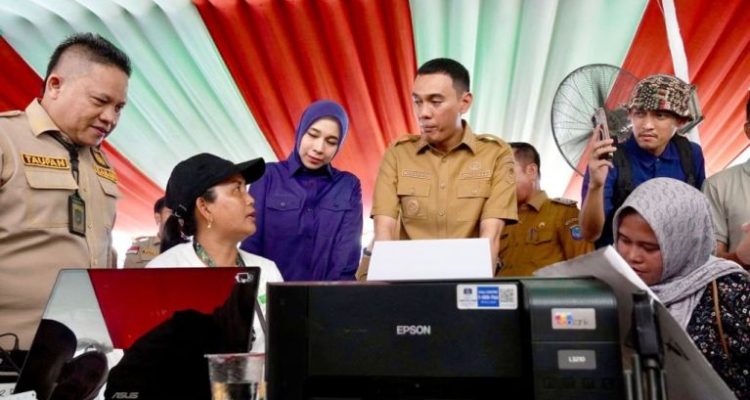 Bupati OKI, H. Muchendi Mahzareki, saat mengunjungi Kecamatan Tulung Selapan, pada hari Selasa, tanggal 26 Agustus 2025. (BEKISARMEDIA.ID/SIKUMBANG)