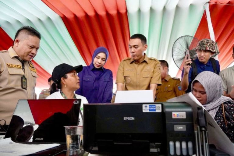 Bupati OKI, H. Muchendi Mahzareki, saat mengunjungi Kecamatan Tulung Selapan, pada hari Selasa, tanggal 26 Agustus 2025. (BEKISARMEDIA.ID/SIKUMBANG)