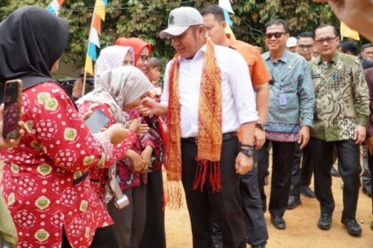 Gubernur Provinsi Sumatera Selatan (Sumsel), Herman Deru, meninjau langsung Pos Bantuan Hukum (Posbankum) di Desa Siju, Kecamatan Rambutan, Kabupaten Banyuasin, pada hari Kamis, tanggal 28 Agustus 2025. (BEKISARMEDIA.ID/SIKUMBANG)