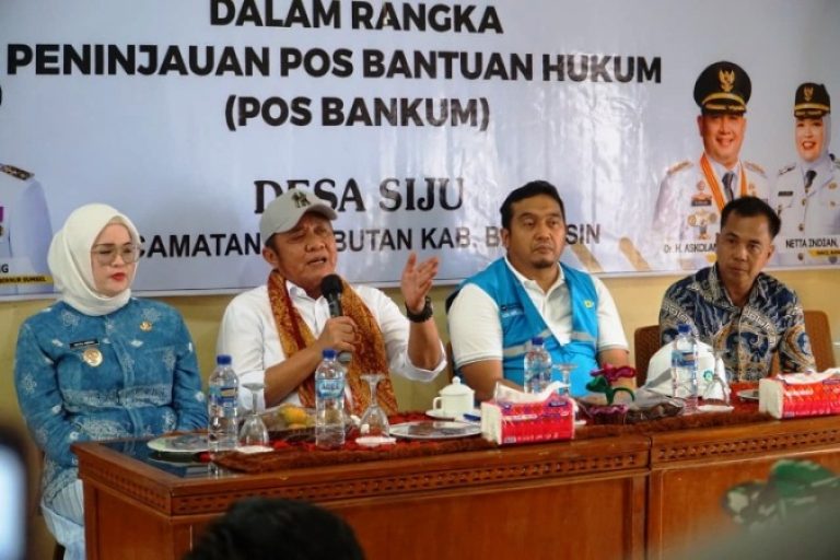 Gubernur Provinsi Sumatera Selatan (Sumsel), Herman Deru, meninjau langsung Pos Bantuan Hukum (Posbankum) di Desa Siju, Kecamatan Rambutan, Kabupaten Banyuasin, pada hari Kamis, tanggal 28 Agustus 2025. (BEKISARMEDIA.ID/SIKUMBANG)