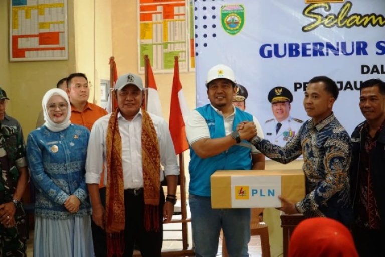 Gubernur Provinsi Sumatera Selatan (Sumsel), Herman Deru, meninjau langsung Pos Bantuan Hukum (Posbankum) di Desa Siju, Kecamatan Rambutan, Kabupaten Banyuasin, pada hari Kamis, tanggal 28 Agustus 2025. (BEKISARMEDIA.ID/SIKUMBANG)