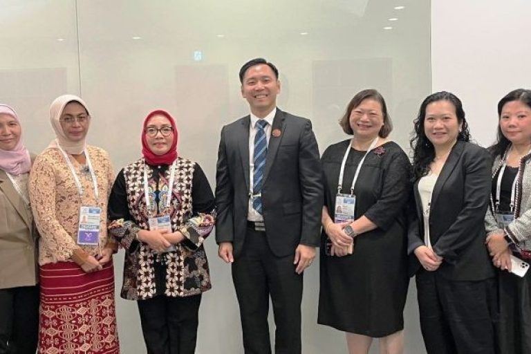 Menteri Pemberdayaan Perempuan dan Perlindungan Anak (PPPA) Republik Indonesia, Arifah Fauzi, mengadakan pertemuan bilateral dengan Minister of State, Ministry of Social and Family Development (MSF) Singapura, Goh Pei Ming, di sela rangkaian Asia-Pacific Economic Cooperation (APEC) tahun 2025. (foto : kemenpppa.go.id)