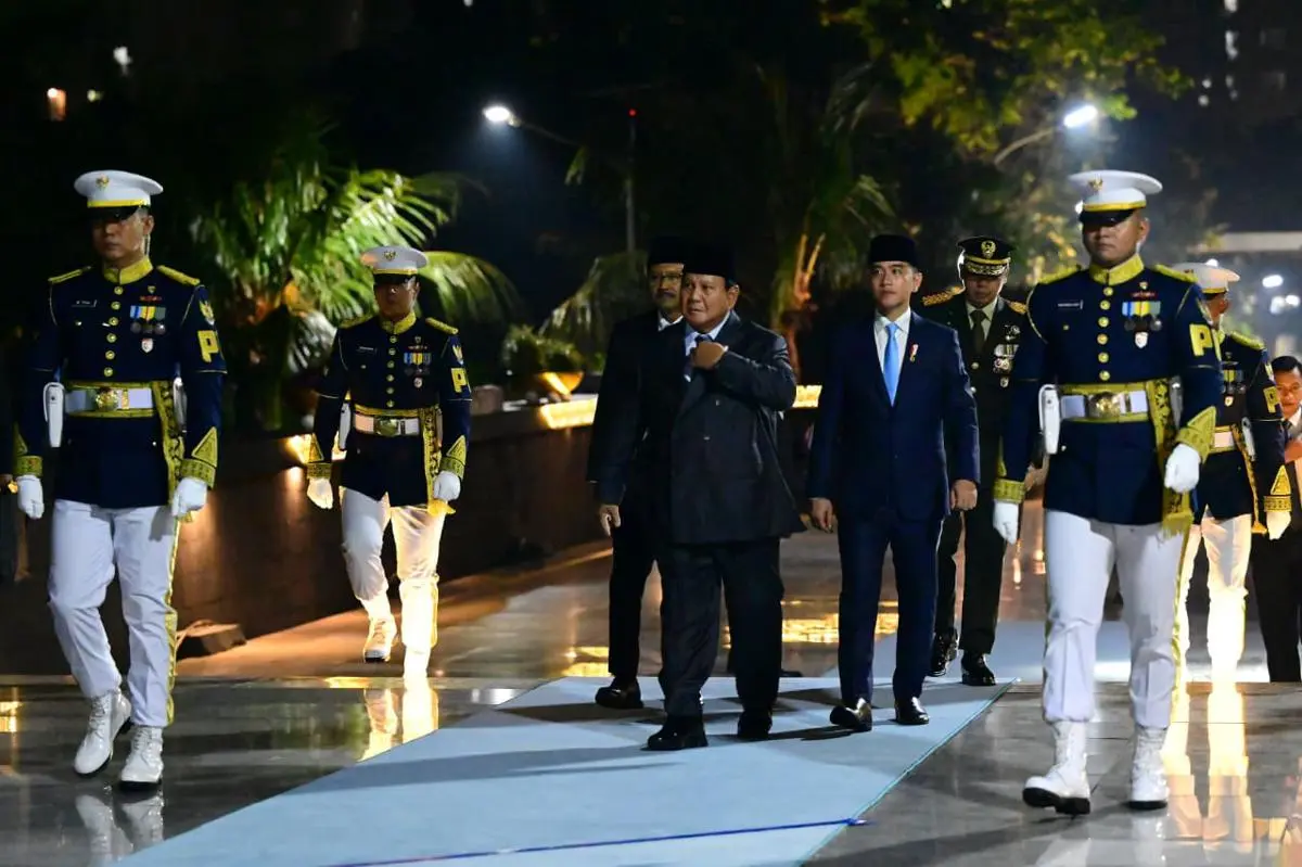 Wakil Presiden (Wapres) Republik Indonesia, Gibran Rakabuming Raka, menghadiri upacara Ziarah Nasional dan Renungan Suci di Taman Makam Pahlawan (TMP) Nasional Utama Kalibata, Jakarta, pada hari Minggu dini hari, tanggal 17 Agustus 2025. (foto : Biro PMI Setwapres)