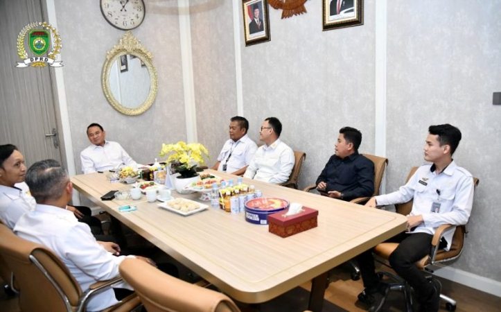 Ketua Dewan Perwakilan Rakyat Daerah (DPRD) Provinsi Sumatera Selatan (Sumsel), Andie Dinialdie, menerima audiensi Kepala Lembaga Pemasyarakatan (Kalapas) Kelas I Palembang, M. Pithra Jaya Saragih, beserta jajarannya di ruang kerja Ketua DPRD Sumsel, Jalan POM IX Kota Palembang. (BEKISARMEDIA.ID/SIKUMBANG)