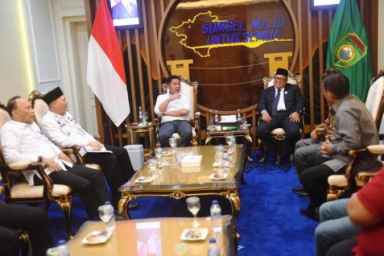 Gubernur Provinsi Sumatera Selatan (Sumsel), Herman Deru, saat menerima kunjungan silaturahmi Pengurus Parisada Hindu Dharma Indonesia (PHDI) Provinsi Sumsel, di ruang tamu Gubernur, hari Rabu, tanggal 10 September 2025. (BEKISARMEDIA.ID/SIKUMBANG)