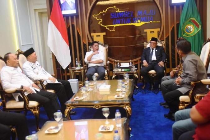 Gubernur Provinsi Sumatera Selatan (Sumsel), Herman Deru, saat menerima kunjungan silaturahmi Pengurus Parisada Hindu Dharma Indonesia (PHDI) Provinsi Sumsel, di ruang tamu Gubernur, hari Rabu, tanggal 10 September 2025. (BEKISARMEDIA.ID/SIKUMBANG)