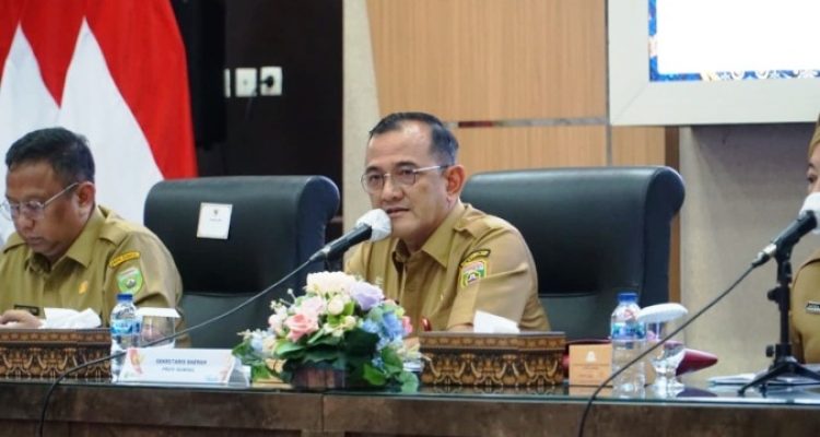 Sekretaris Daerah (Sekda) Sumsel, Edward Candra, memimpin langsung rapat koordinasi pemantapan kontingen dan manajer cabang olahraga (cabor) di Auditorium Graha Bina Praja, hari Selasa, tanggal 2 September 2025. (BEKISARMEDIA.ID/SIKUMBANG)