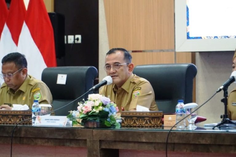 Sekretaris Daerah (Sekda) Sumsel, Edward Candra, memimpin langsung rapat koordinasi pemantapan kontingen dan manajer cabang olahraga (cabor) di Auditorium Graha Bina Praja, hari Selasa, tanggal 2 September 2025. (BEKISARMEDIA.ID/SIKUMBANG)