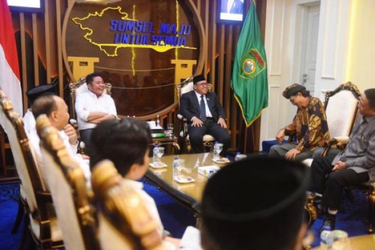 Gubernur Provinsi Sumatera Selatan (Sumsel), Herman Deru, saat menerima kunjungan silaturahmi Pengurus Parisada Hindu Dharma Indonesia (PHDI) Provinsi Sumsel, di ruang tamu Gubernur, hari Rabu, tanggal 10 September 2025. (BEKISARMEDIA.ID/SIKUMBANG)
