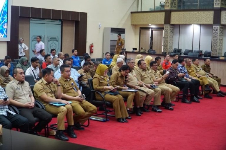 Sekretaris Daerah (Sekda) Sumsel, Edward Candra, memimpin langsung rapat koordinasi pemantapan kontingen dan manajer cabang olahraga (cabor) di Auditorium Graha Bina Praja, hari Selasa, tanggal 2 September 2025. (BEKISARMEDIA.ID/SIKUMBANG)