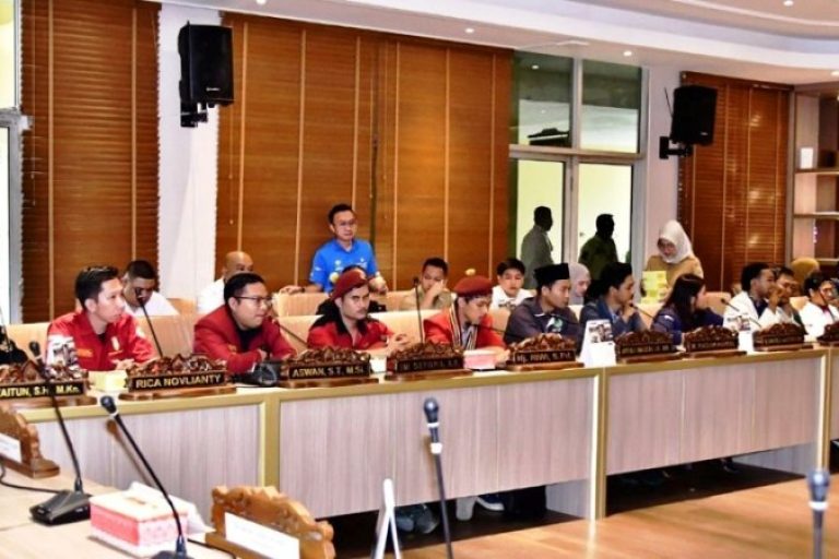 Ketua dan Anggota DPRD Sumsel menerima audiensi Aliansi Cipayung Plus Sumsel di Gedung DPRD Sumsel, Palembang, pada hari Senin, tanggal 8 September 2025. (BEKISARMEDIA.ID/SIKUMBANG)