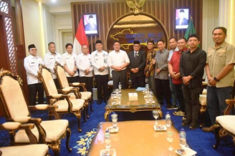 Gubernur Provinsi Sumatera Selatan (Sumsel), Herman Deru, saat menerima kunjungan silaturahmi Pengurus Parisada Hindu Dharma Indonesia (PHDI) Provinsi Sumsel, di ruang tamu Gubernur, hari Rabu, tanggal 10 September 2025. (BEKISARMEDIA.ID/SIKUMBANG)