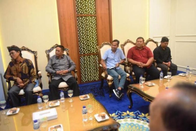 Gubernur Provinsi Sumatera Selatan (Sumsel), Herman Deru, saat menerima kunjungan silaturahmi Pengurus Parisada Hindu Dharma Indonesia (PHDI) Provinsi Sumsel, di ruang tamu Gubernur, hari Rabu, tanggal 10 September 2025. (BEKISARMEDIA.ID/SIKUMBANG)
