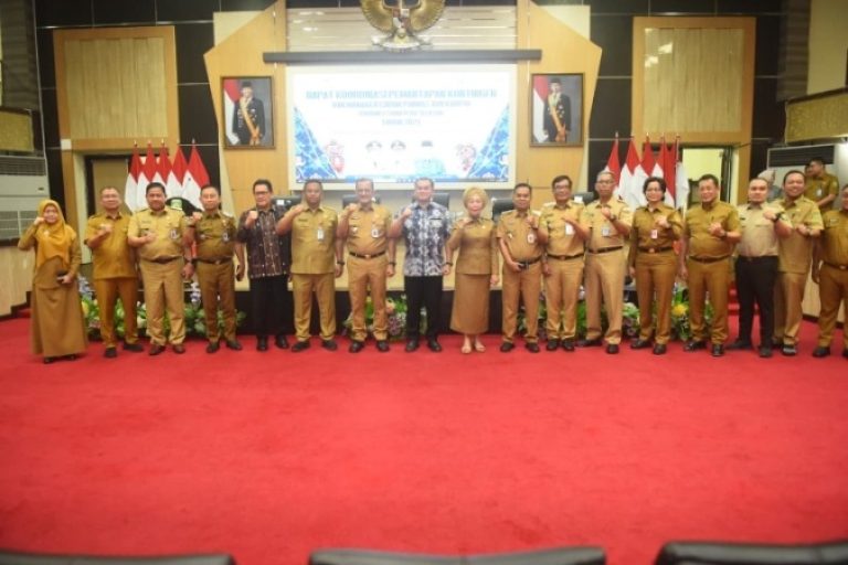 Sekretaris Daerah (Sekda) Sumsel, Edward Candra, memimpin langsung rapat koordinasi pemantapan kontingen dan manajer cabang olahraga (cabor) di Auditorium Graha Bina Praja, hari Selasa, tanggal 2 September 2025. (BEKISARMEDIA.ID/SIKUMBANG)