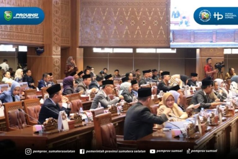 Dewan Perwakilan Rakyat Daerah (DPRD) Provinsi Sumatera Selatan (Sumsel) menggelar Rapat Paripurna XVIII dengan agenda Penjelasan Gubernur Sumatera Selatan terhadap Raperda Perubahan APBD Provinsi Sumsel Tahun Anggaran (TA) 2025, pada hari Jum'at, tanggal 18 Agustus 2025. (BEKISARMEDIA.ID/SIKUMBANG)