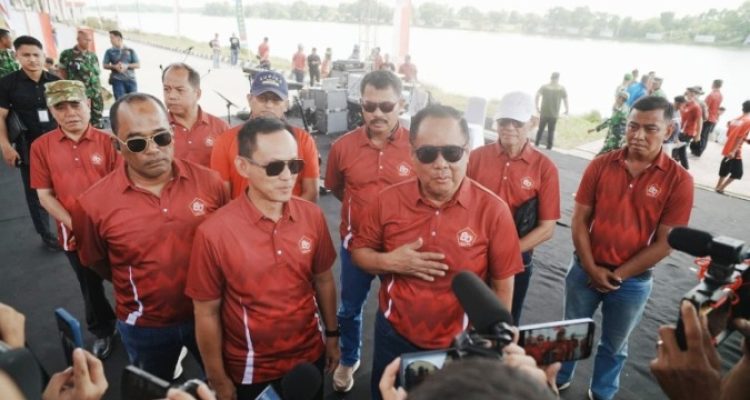 Wakil Gubernur Sumsel, Cik Ujang, memberikan keterangan kepada wartawan, setelah menghadiri pembukaan Lomba Bidar Tradisional Piala Pangdam II/Sriwijaya yang berlangsung di Venue Dayung dan Kano Regatta, Jakabaring Sport City, Palembang, hari Sabtu, tanggal 27 September 2025. (BEKISARMEDIA.ID/SIKUMBANG)
