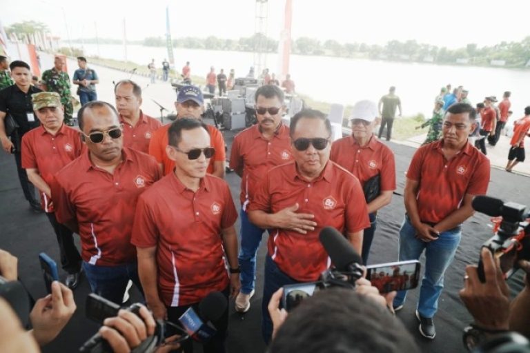 Wakil Gubernur Sumsel, Cik Ujang, memberikan keterangan kepada wartawan, setelah menghadiri pembukaan Lomba Bidar Tradisional Piala Pangdam II/Sriwijaya yang berlangsung di Venue Dayung dan Kano Regatta, Jakabaring Sport City, Palembang, hari Sabtu, tanggal 27 September 2025. (BEKISARMEDIA.ID/SIKUMBANG)