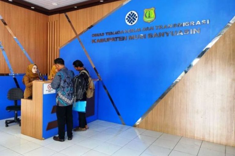 Petugas sedang melayani masyarakat yang datang ke Kantor Dinas Tenaga Kerja dan Transmigrasi Kabupaten Musi Banyuasin. (BEKISARMEDIA.ID/SIKUMBANG)