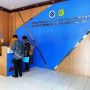 Petugas sedang melayani masyarakat yang datang ke Kantor Dinas Tenaga Kerja dan Transmigrasi Kabupaten Musi Banyuasin. (BEKISARMEDIA.ID/SIKUMBANG)