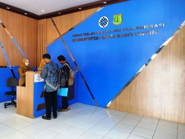 Petugas sedang melayani masyarakat yang datang ke Kantor Dinas Tenaga Kerja dan Transmigrasi Kabupaten Musi Banyuasin. (BEKISARMEDIA.ID/SIKUMBANG)