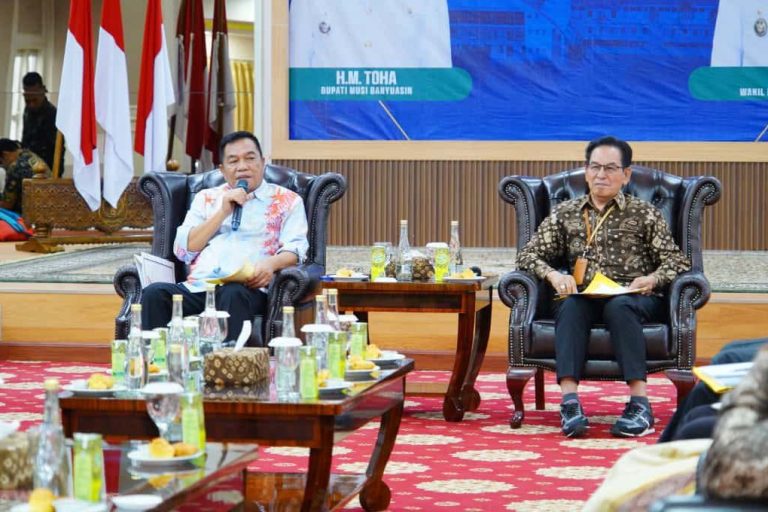 Dewan Pendidikan Muba yang dipimpin Azahari melakukan audiensi dengan Bupati Muba, M. Toha, bersama jajaran Organisasi Perangkat Daerah (OPD) di Guest House Griya Bumi Serasan Sekate, hari Jum'at, tanggal 19 September 2025. (BEKISARMEDIA.ID/SIKUMBANG)