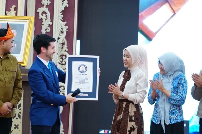 Sebanyak 12.003 guru dari jenjang SD, SMP, SMA, hingga SMK di Sumsel, mengikuti pelatihan ini secara daring dan luring. Kegiatan dipusatkan di Griya Agung, Palembang, pada harus Sabtu, tanggal 20 September 2025, dan secara resmi tercatat dalam Guinness World Records. (BEKISARMEDIA.ID/SIKUMBANG)