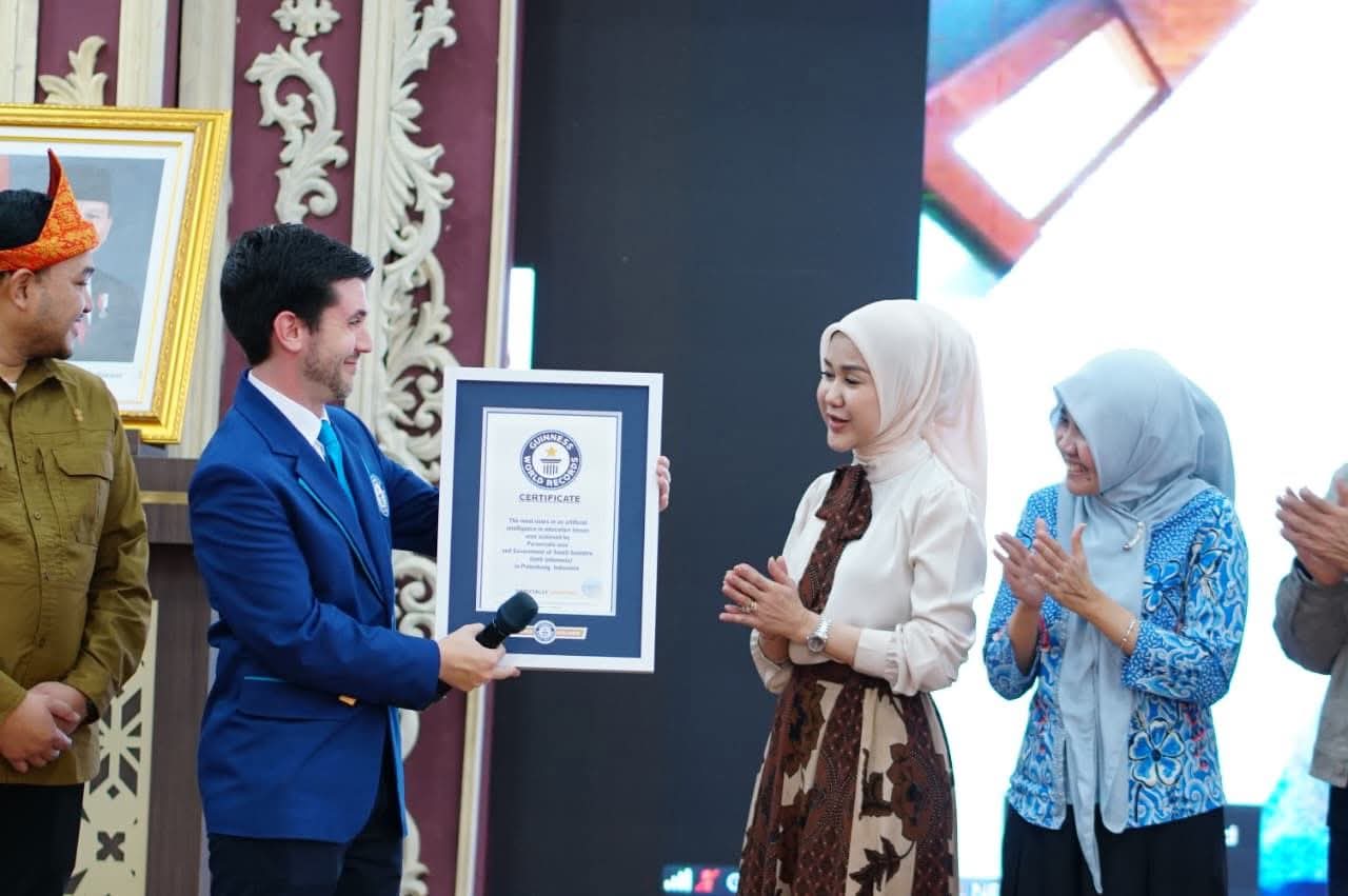 Sebanyak 12.003 guru dari jenjang SD, SMP, SMA, hingga SMK di Sumsel, mengikuti pelatihan ini secara daring dan luring. Kegiatan dipusatkan di Griya Agung, Palembang, pada harus Sabtu, tanggal 20 September 2025, dan secara resmi tercatat dalam Guinness World Records. (BEKISARMEDIA.ID/SIKUMBANG)