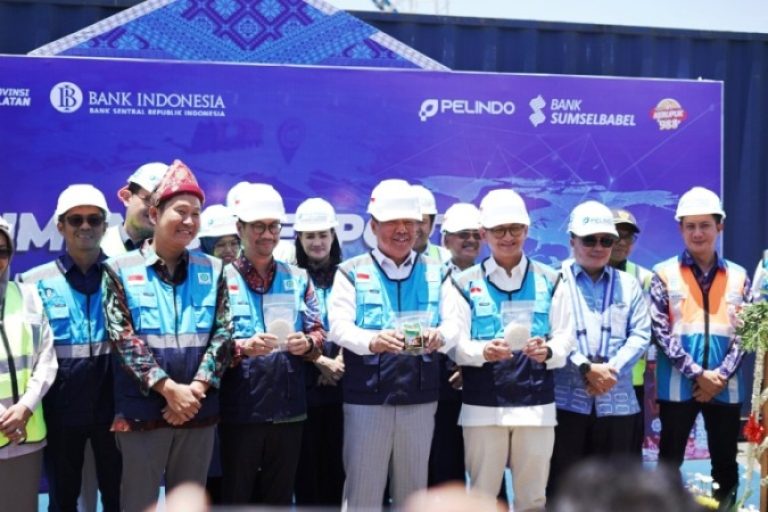Wakil Gubernur Sumsel, Cik Ujang, secara resmi melepas pengiriman perdana kerupuk dan gula aren yang difasilitasi Bank Indonesia Perwakilan Sumsel di Pelabuhan Boom Baru, Palembang, pada hari Rabu, tanggal 24 September 2025. (BEKISARMEDIA.ID/SIKUMBANG)