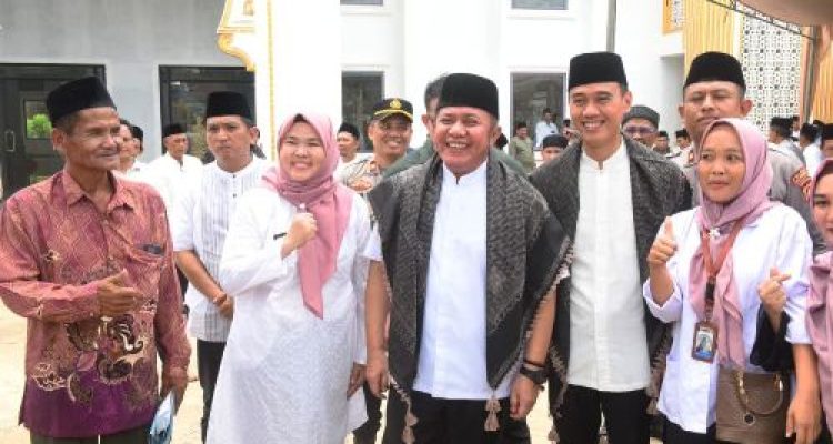 Gubernur Provinsi Sumatera Selatan, Herman Deru, menghadiri acara peringatan Maulid Nabi Muhammad SAW 1447 Hijriah di Desa Gading Raja, Kecamatan Pedamaran Timur, Kabupaten Ogan Komering Ilir (OKI), pada hari Minggu, tanggal 21 September 2025. (BEKISARMEDIA.ID/SIKUMBANG)